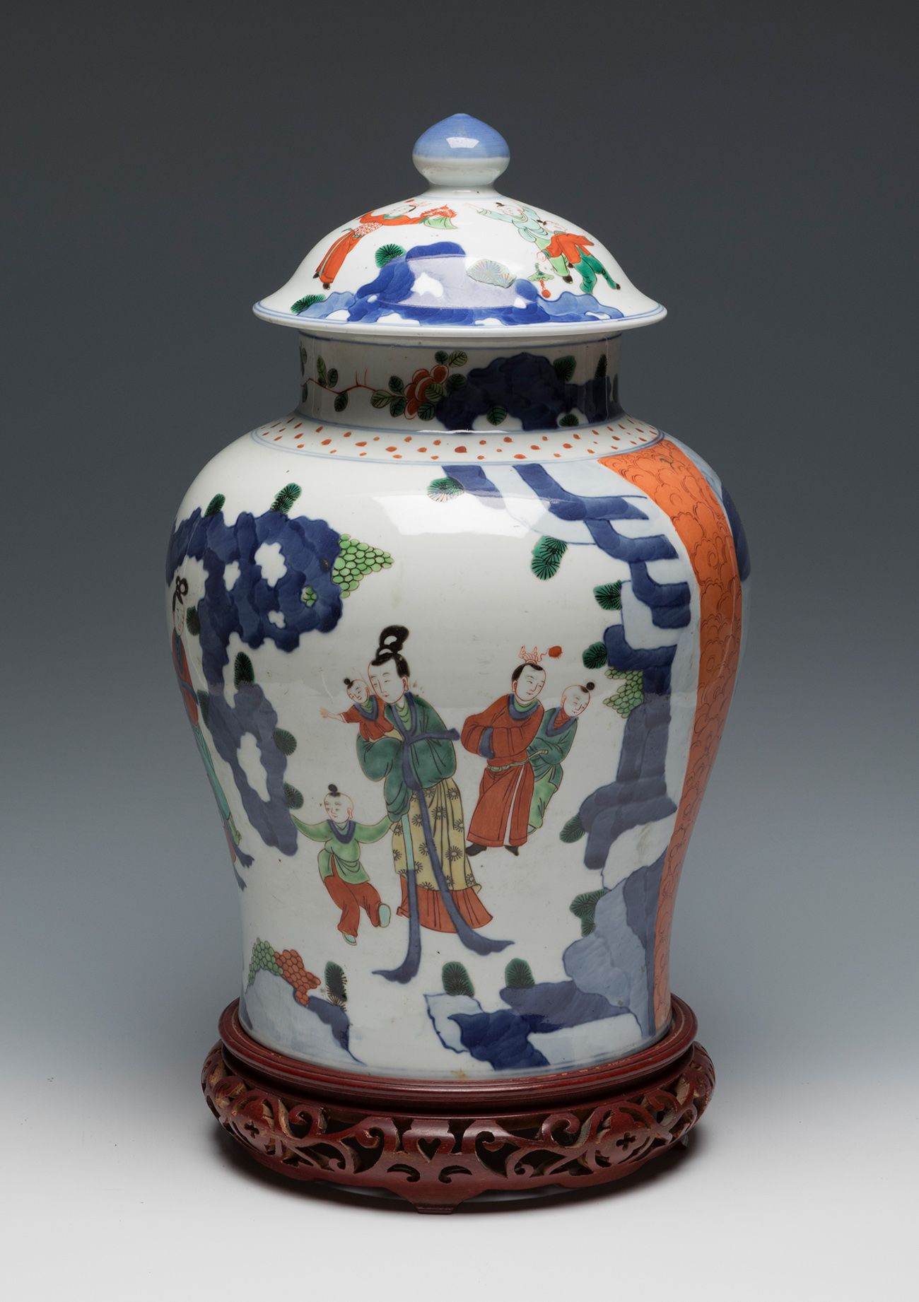 Null Chinese Tibor. Qing Dynasty, 19th century.
Hand-painted porcelain.
Carved w&hellip;