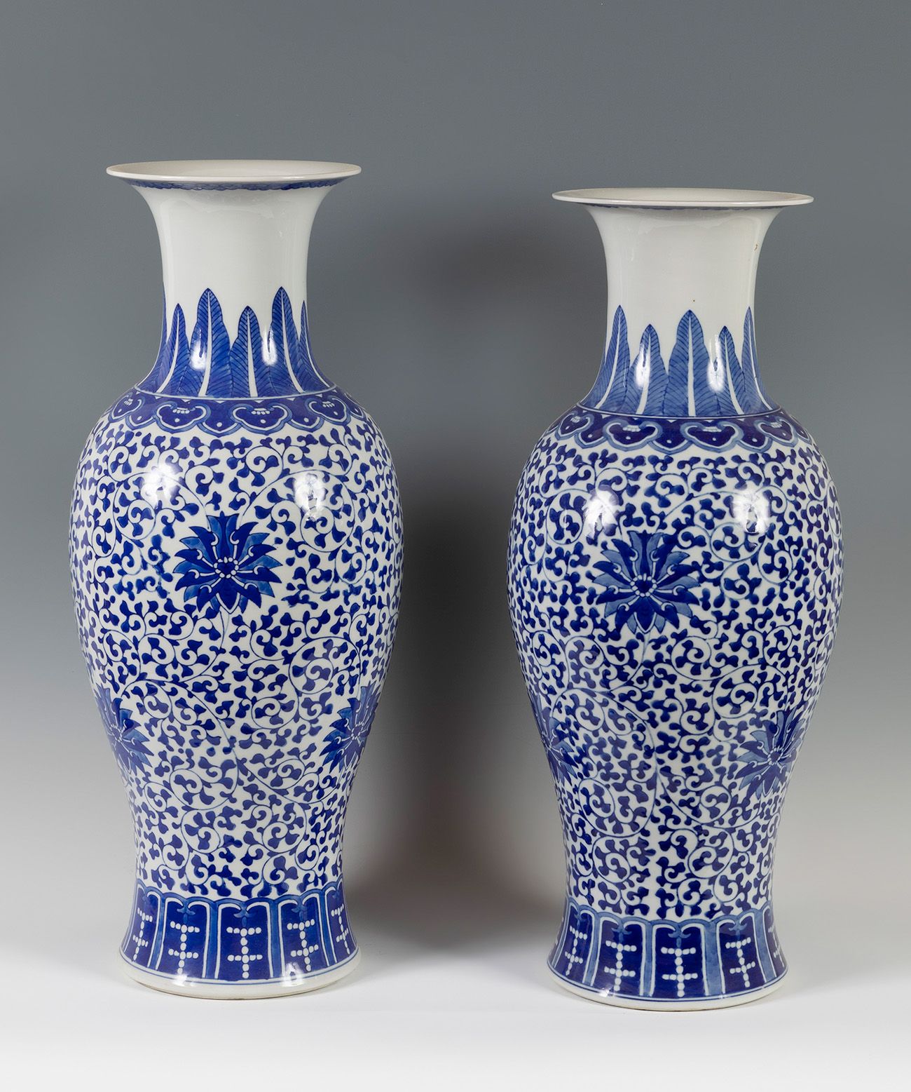 Null Pair of vases. China, 20th century.
Enamelled porcelain.
With seal on the b&hellip;