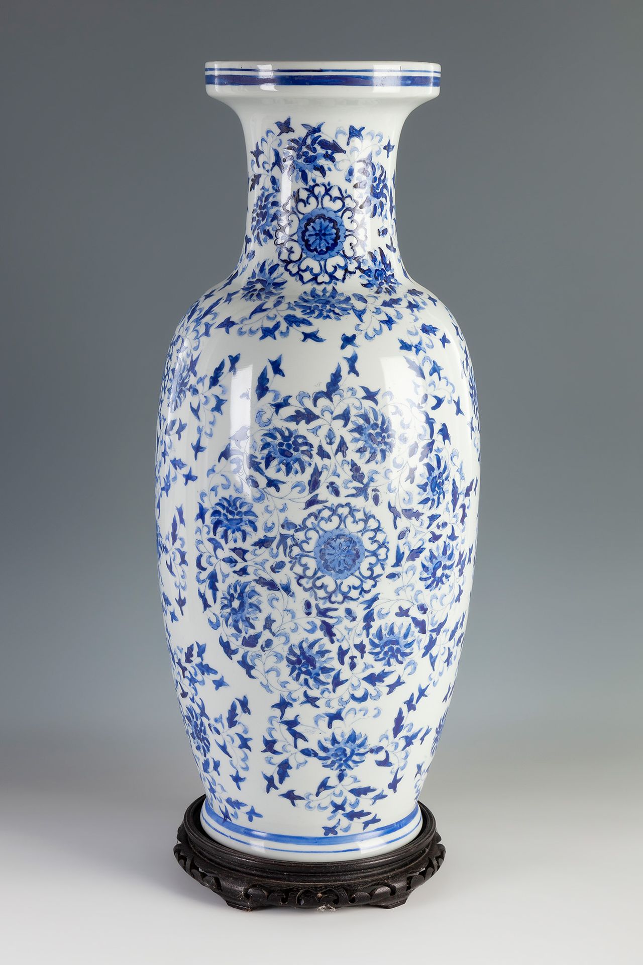 Null Vase. Chine, 20ème siècle.
Porcelaine émaillée.
Avec un sceau sur la base.
&hellip;