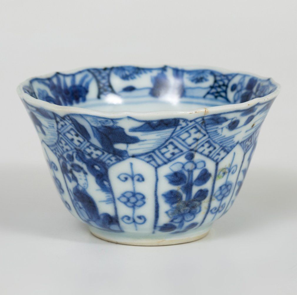 Null Bol ; Chine, 18ème siècle.
Porcelaine.
Elle présente une fissure située sur&hellip;