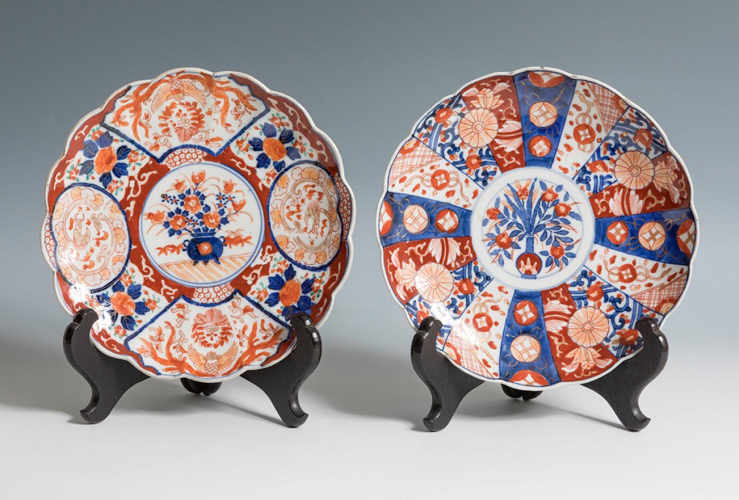 Null Deux plats de style Imari. Japon, 20e siècle.
Porcelaine émaillée.
Dimensio&hellip;