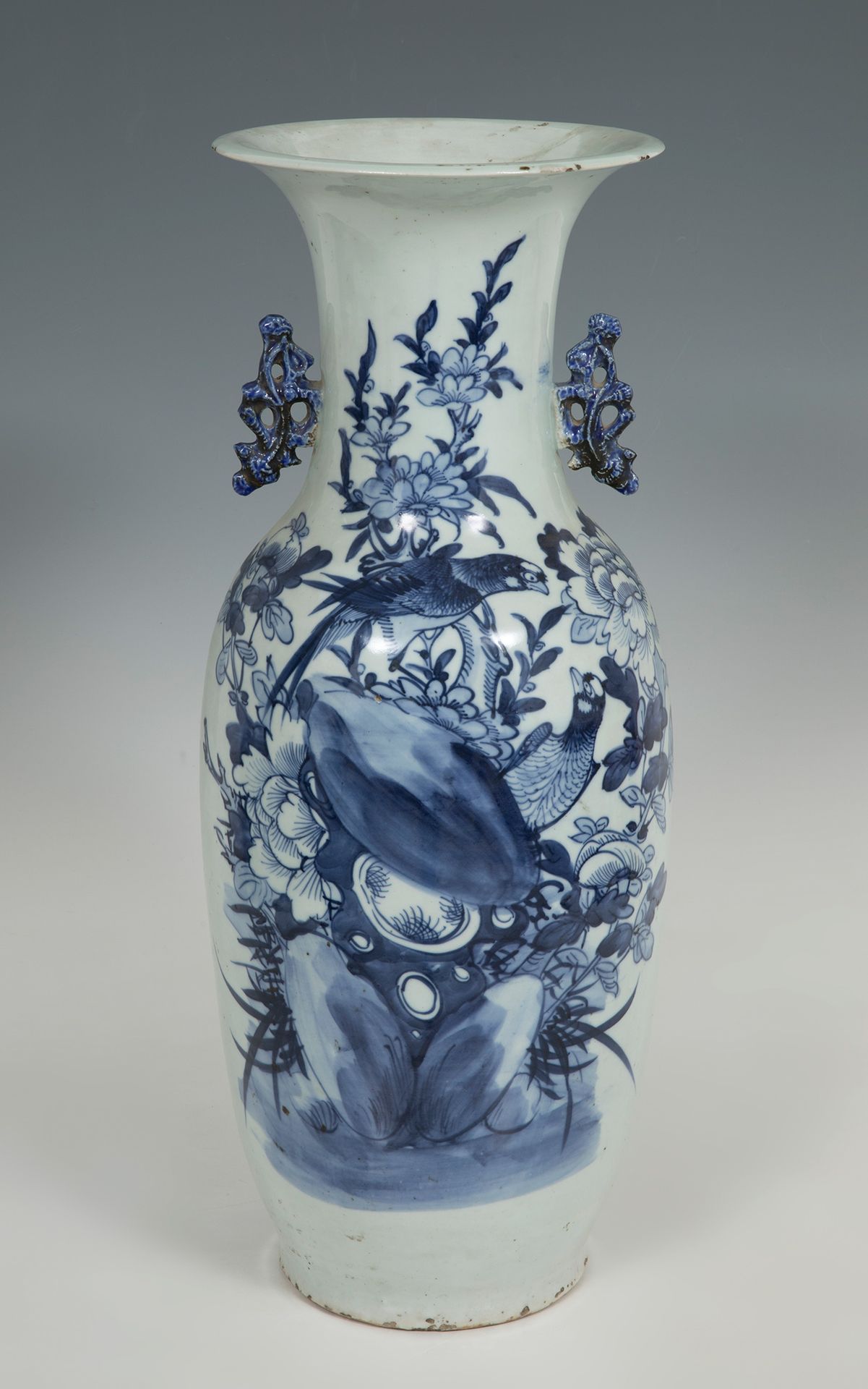 Null Vase. Chine, dynastie Qing, 1664-1911.
Porcelaine émaillée.
La lèvre est lé&hellip;
