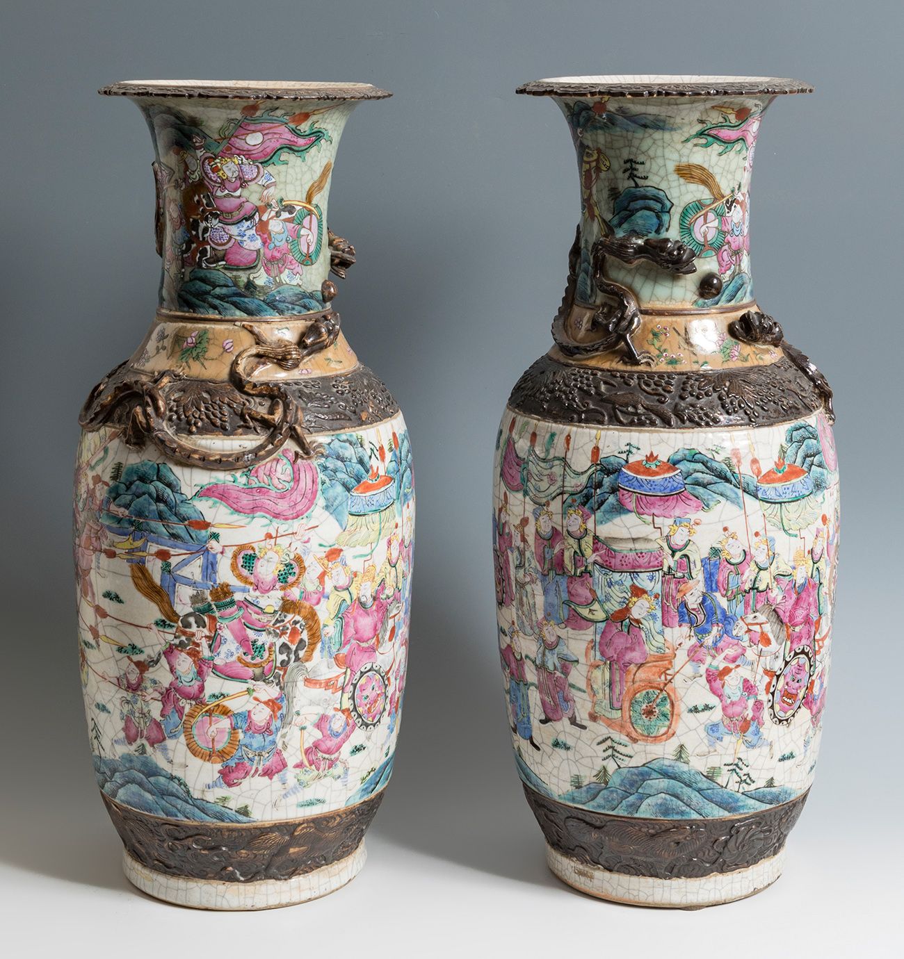Null Paire de vases chinois, fin du XIXe siècle.
Porcelaine émaillée et bronze.
&hellip;
