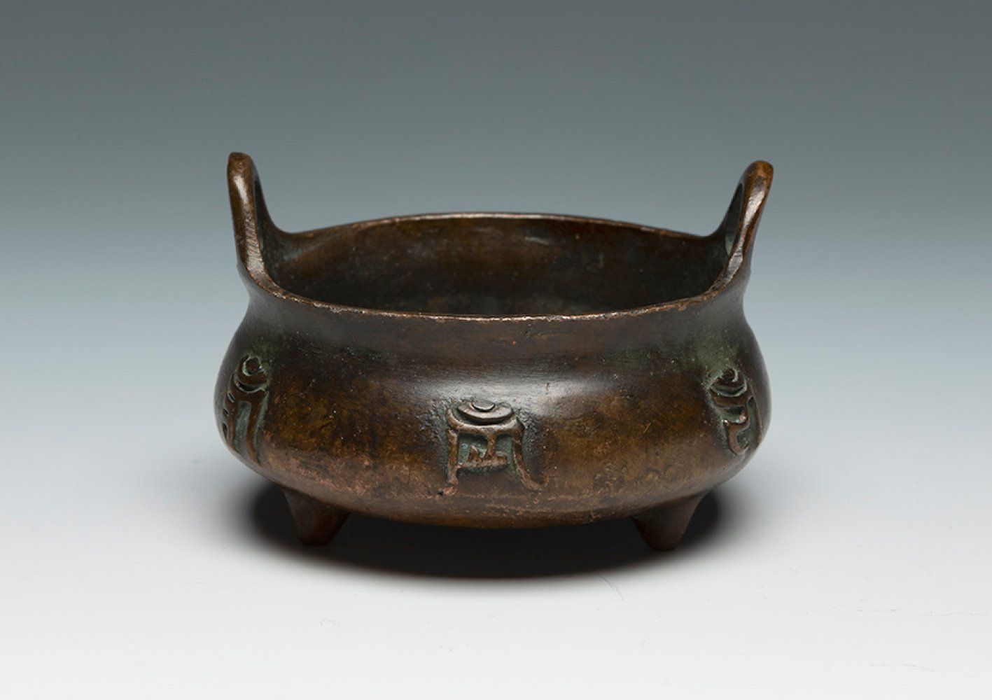 Null Petit encensoir. Chine, XVIIIe siècle.
En bronze.
Avec le sceau de Xuande s&hellip;