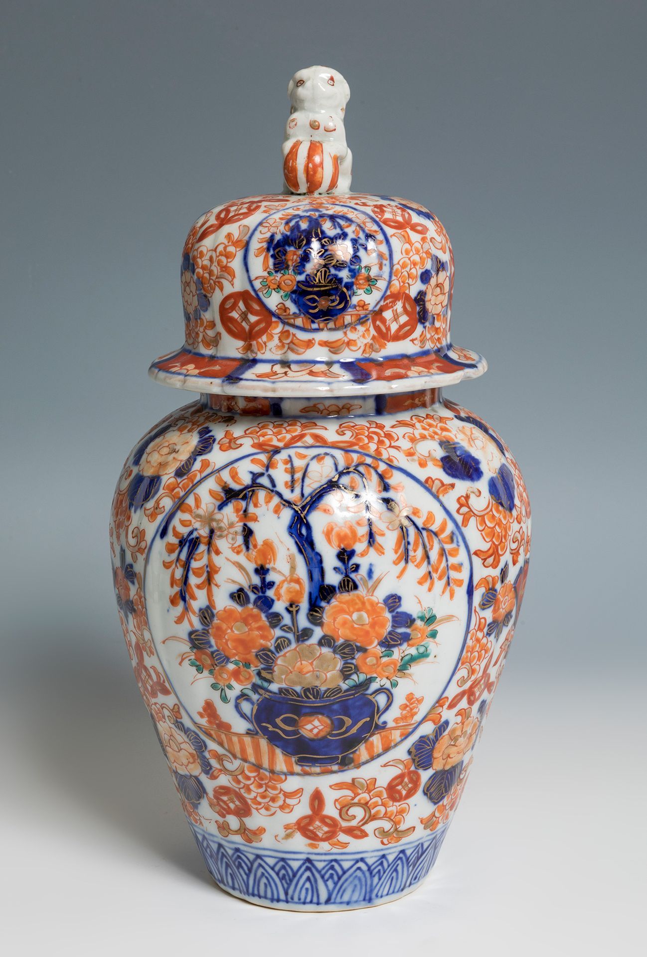 Null Vase Imari ; Japon, début du 20e siècle.
Porcelaine polychrome.
Dimensions &hellip;
