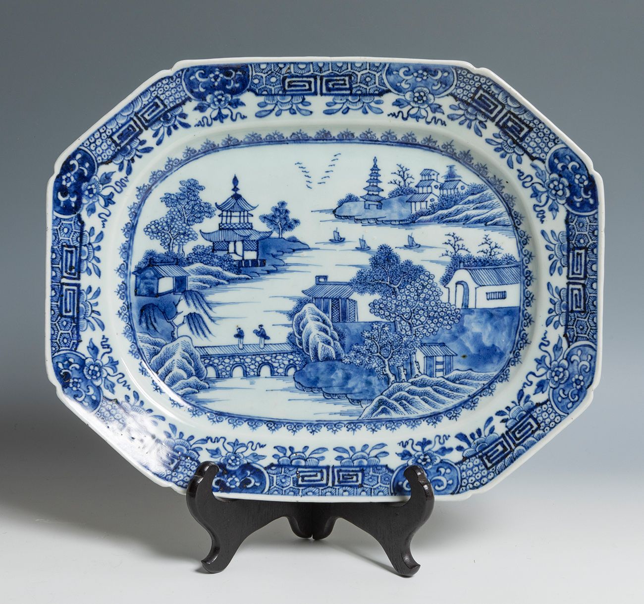 Null Plateau. Chine, Quianlong, XVIIIe siècle.
Porcelaine émaillée.
Mesures : 31&hellip;