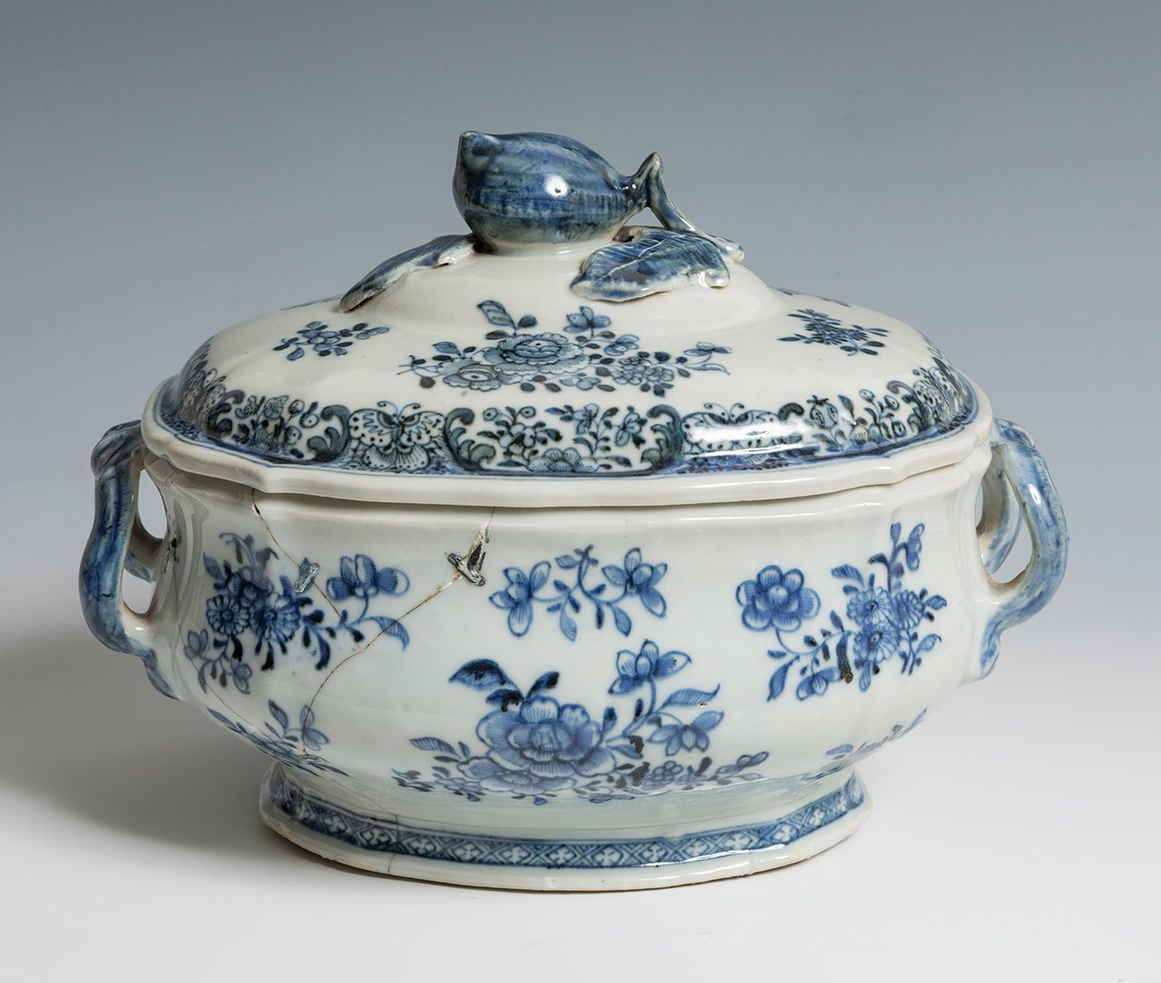 Null Soupière chinoise, XVIIIe siècle.
Porcelaine émaillée.
Restaurée.
Mesures :&hellip;