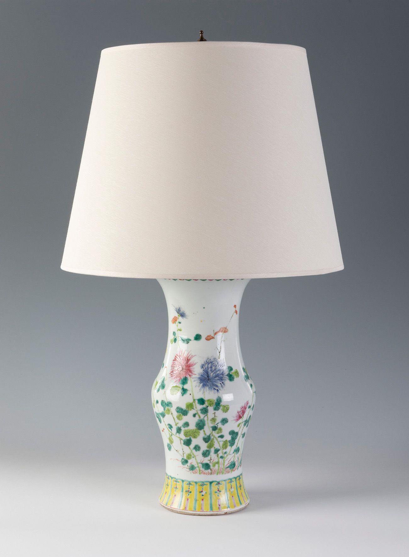 Null Vase adapté en lampe. Chine, 20ème siècle.
Porcelaine émaillée.
Signé sur l&hellip;