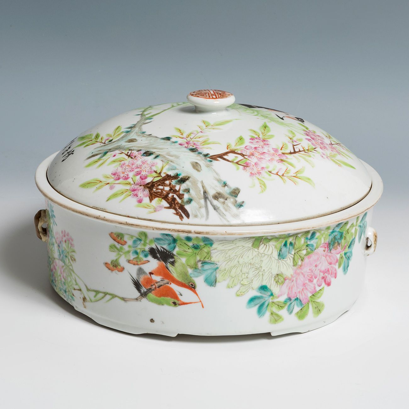 Null Soupière. Chine, fin du XIXe siècle.
Porcelaine émaillée.
Avec inscription.&hellip;