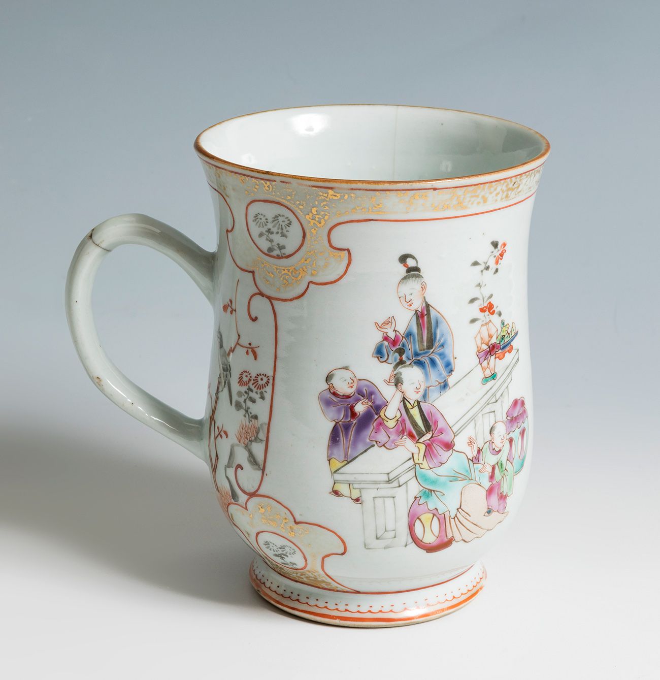 Null Pichet chinois, XVIIIe siècle.
En porcelaine émaillée.
Anse restaurée.
Mesu&hellip;
