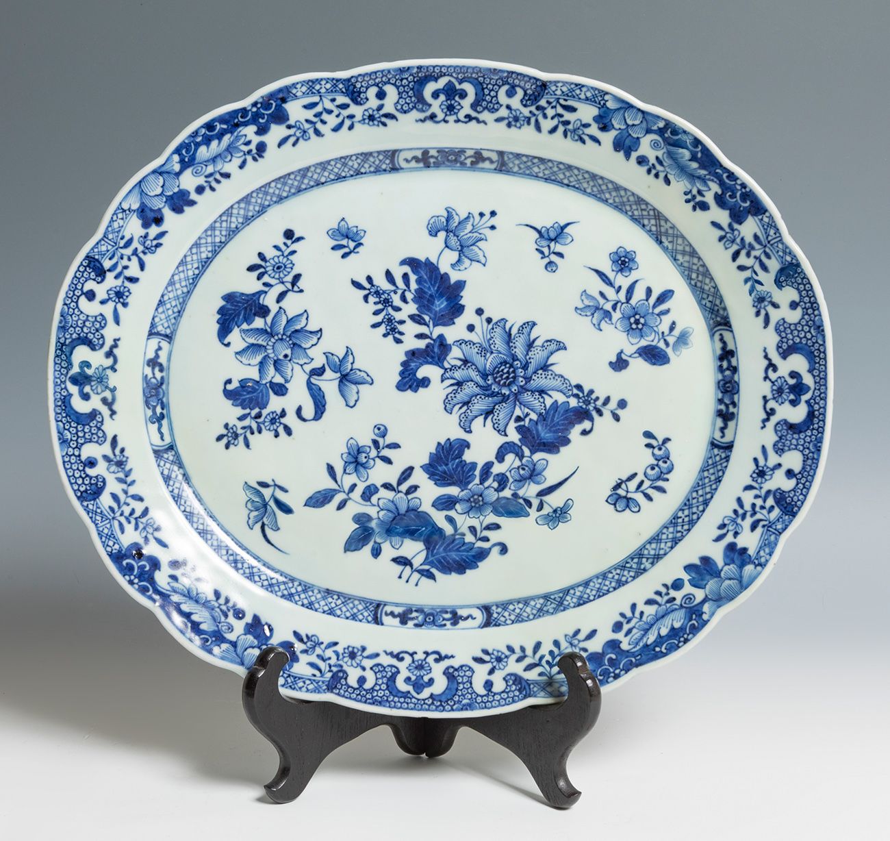 Null Plateau. Chine, XVIIIe siècle.
Porcelaine émaillée.
Mesures : 38 x 32 cm.
P&hellip;