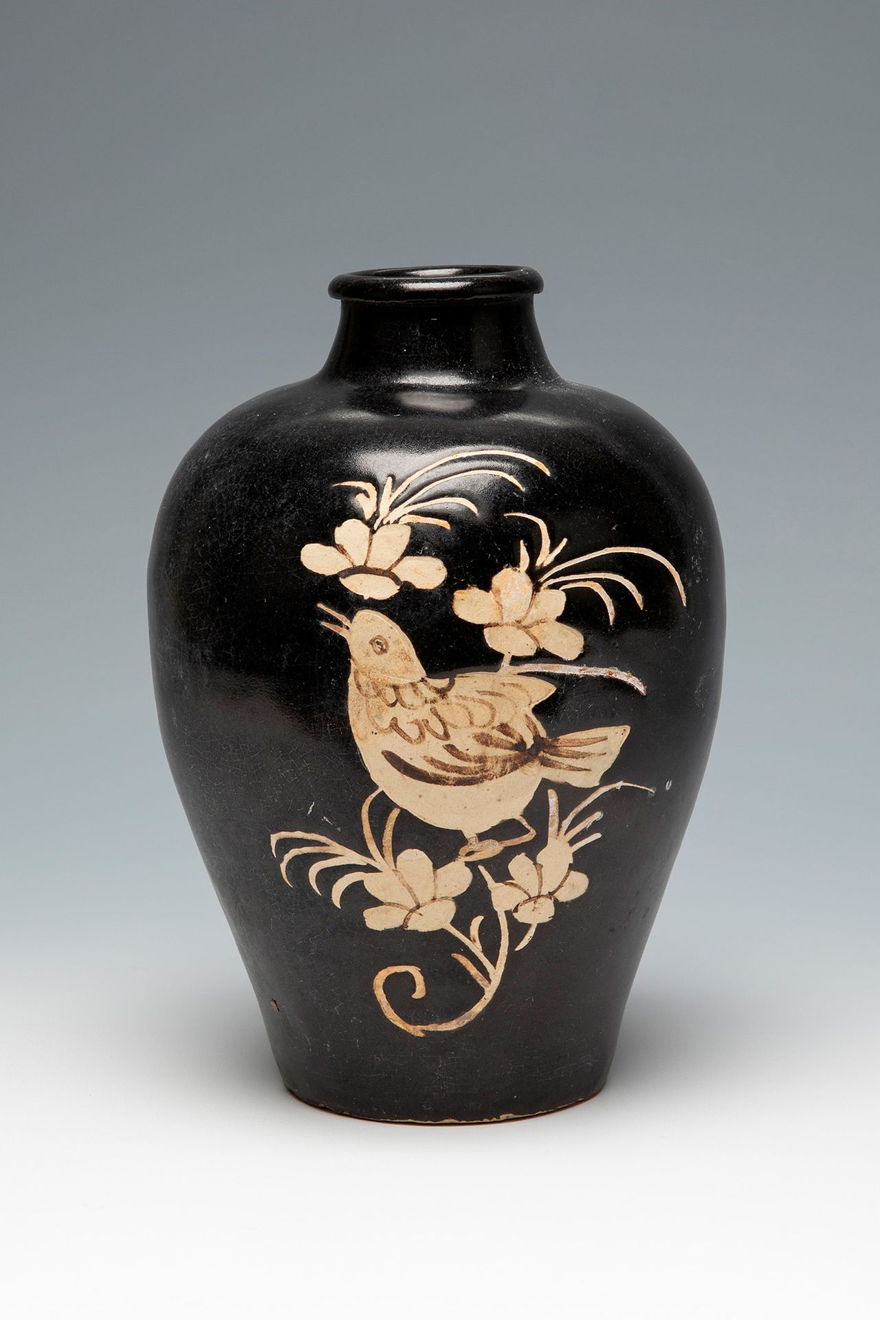 Null Chizou风格的花瓶。中国，20世纪。
在石器中。
尺寸。22 x 15厘米。
花瓶有一个圆形的底座，椭圆形的腹部趋向于球体，向肩部更宽。颈部是短而&hellip;