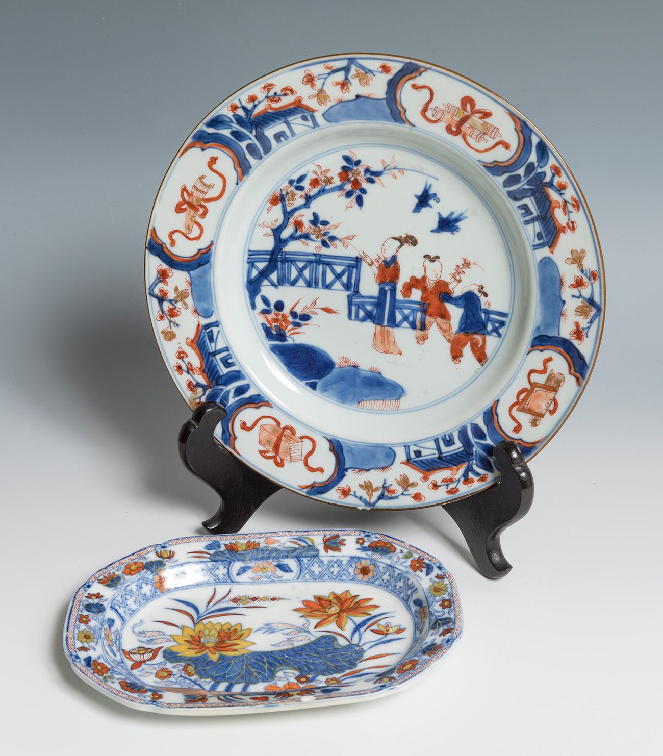 Null Plat et plateau. Chine, 19ème siècle.
Porcelaine émaillée.
Mesures : 23 cm &hellip;