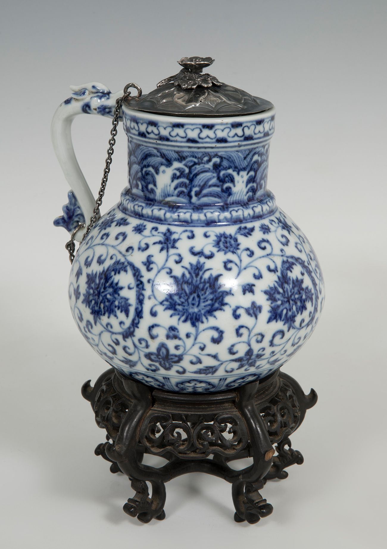 Null Laitière. Chine, dynastie Qing, 1664-1911.
Porcelaine.
Avec un couvercle en&hellip;