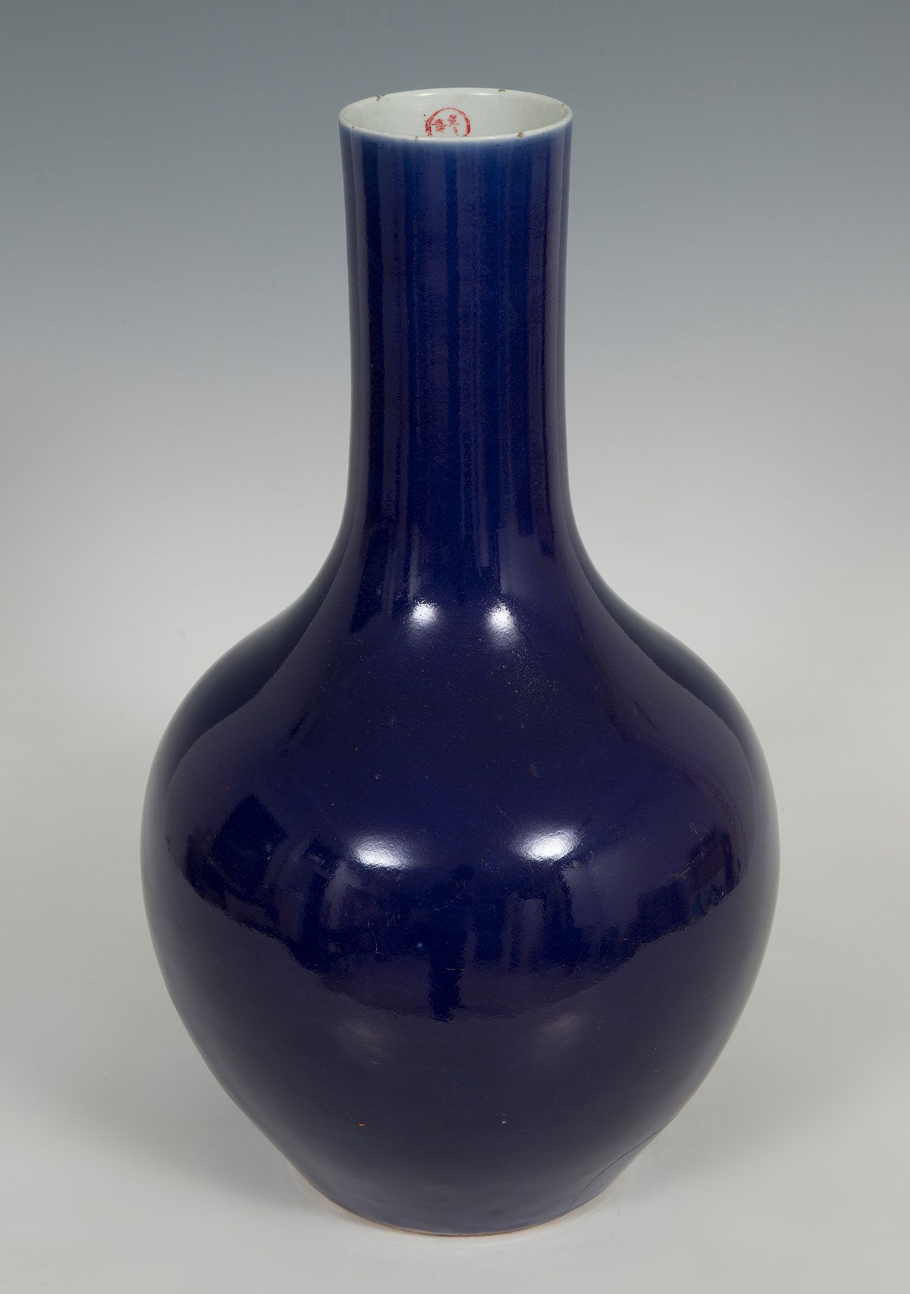 Null Vase. Chine, 20ème siècle.
Céramique monochrome.
Il a des cheveux sur la ba&hellip;