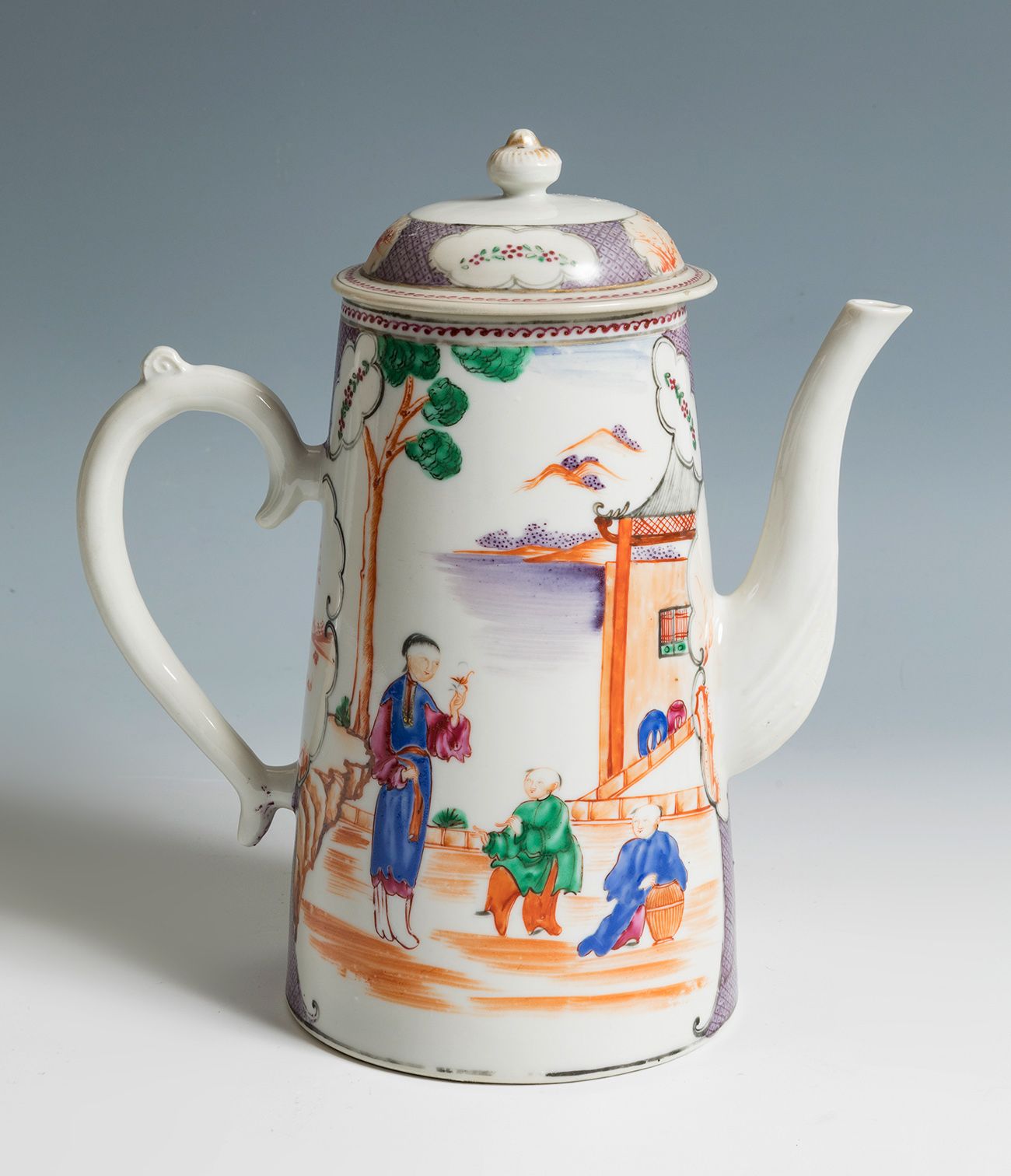 Null Théière. Chine, dynastie Qing, période Qianlong, XVIIIe siècle.
Porcelaine &hellip;