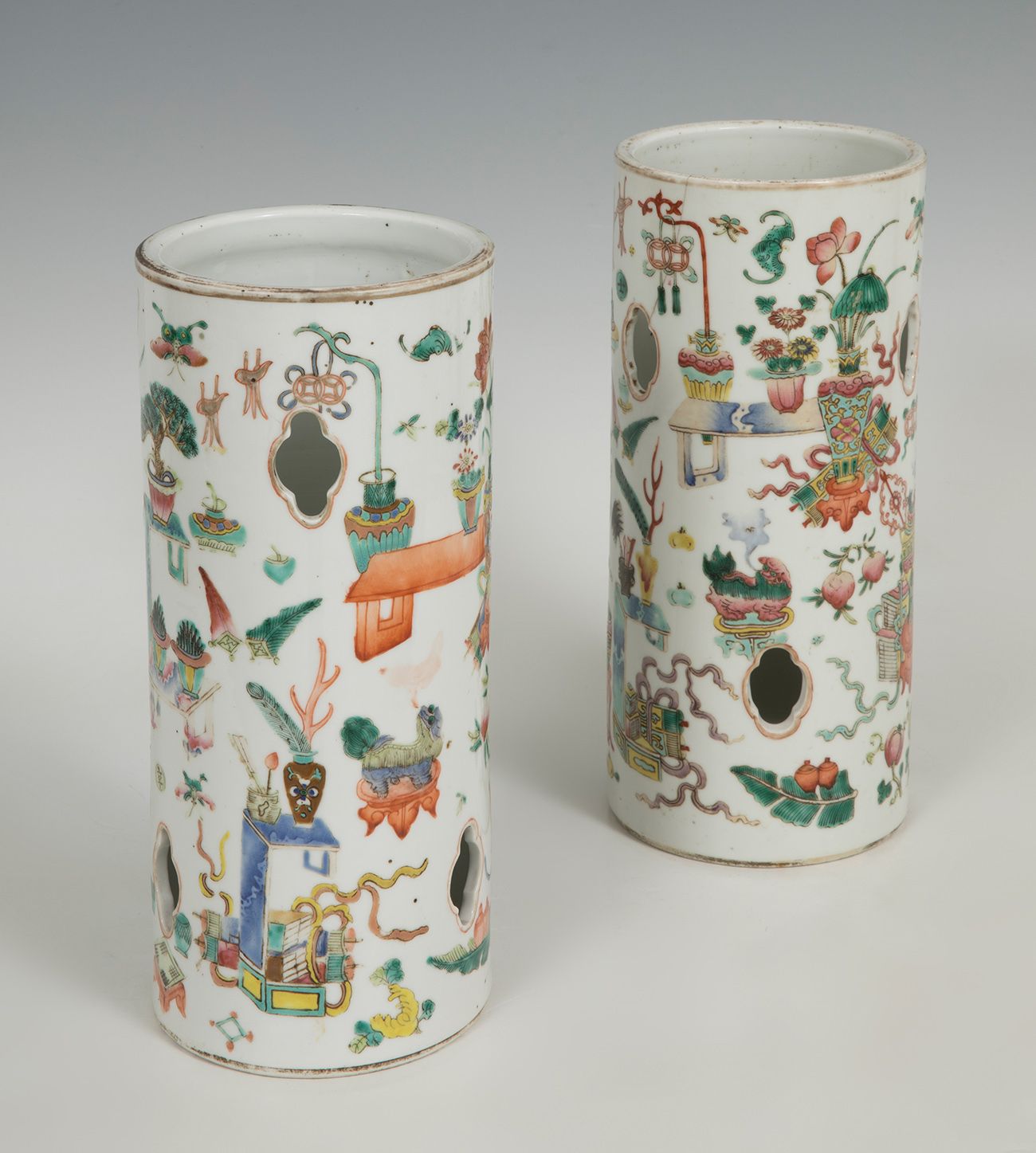 Null Paire de vases. Chine, XIXe siècle.
Céramique émaillée. Famille rose.
L'un &hellip;