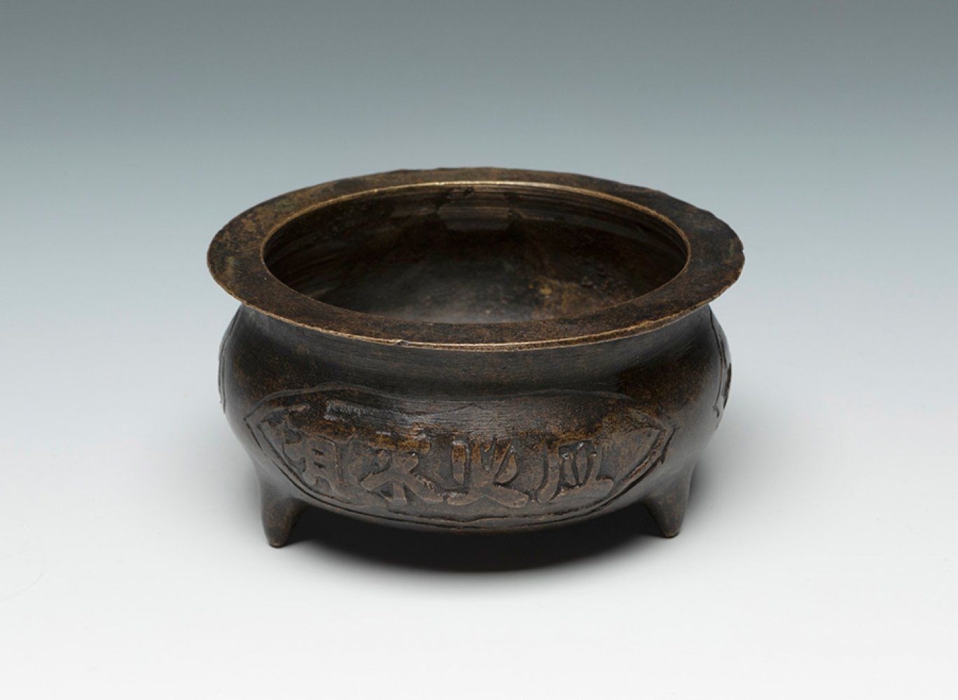 Null Petit encensoir. Chine, XVIIIe siècle.
En bronze.
Avec un sceau sur la base&hellip;