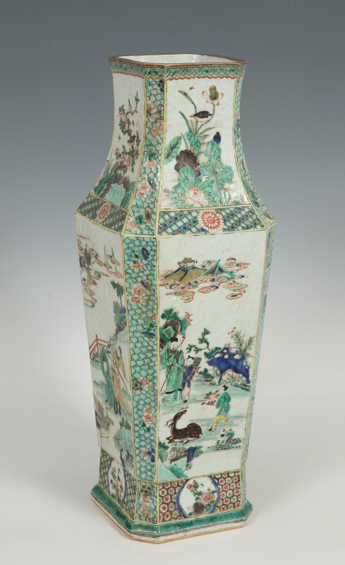 Null Vase ; Chine, 19ème siècle.
Porcelaine émaillée et polychrome. Famille vert&hellip;
