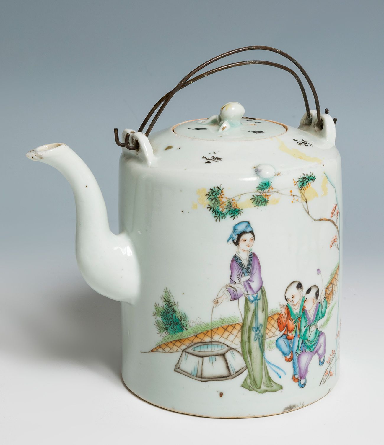 Null Théière chinoise ; dynastie Qing, période Tung Chih, 1862-1875.
Porcelaine &hellip;