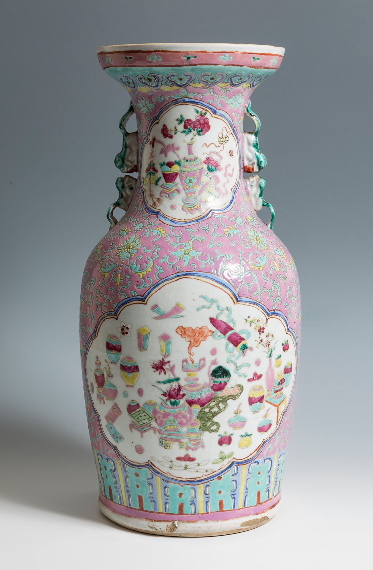 Null Vase chinois. Famille Rose, 19ème siècle.
Porcelaine émaillée.
Légères pert&hellip;