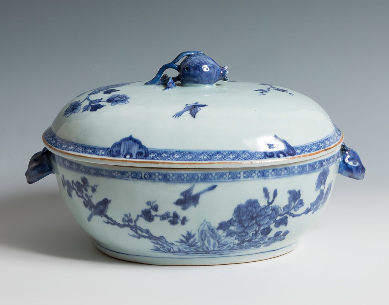 Null Soupière chinoise, XVIIIe siècle.
Porcelaine émaillée.
Étiquette de Solveig&hellip;
