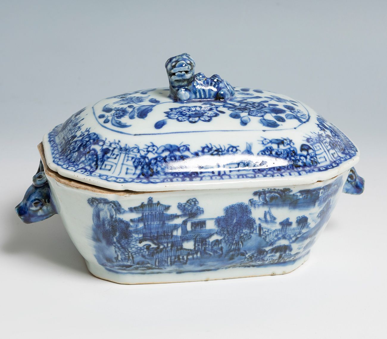 Null Soupière. Chine, période Quianlong, XVIIIe siècle.
Porcelaine émaillée.
Mes&hellip;