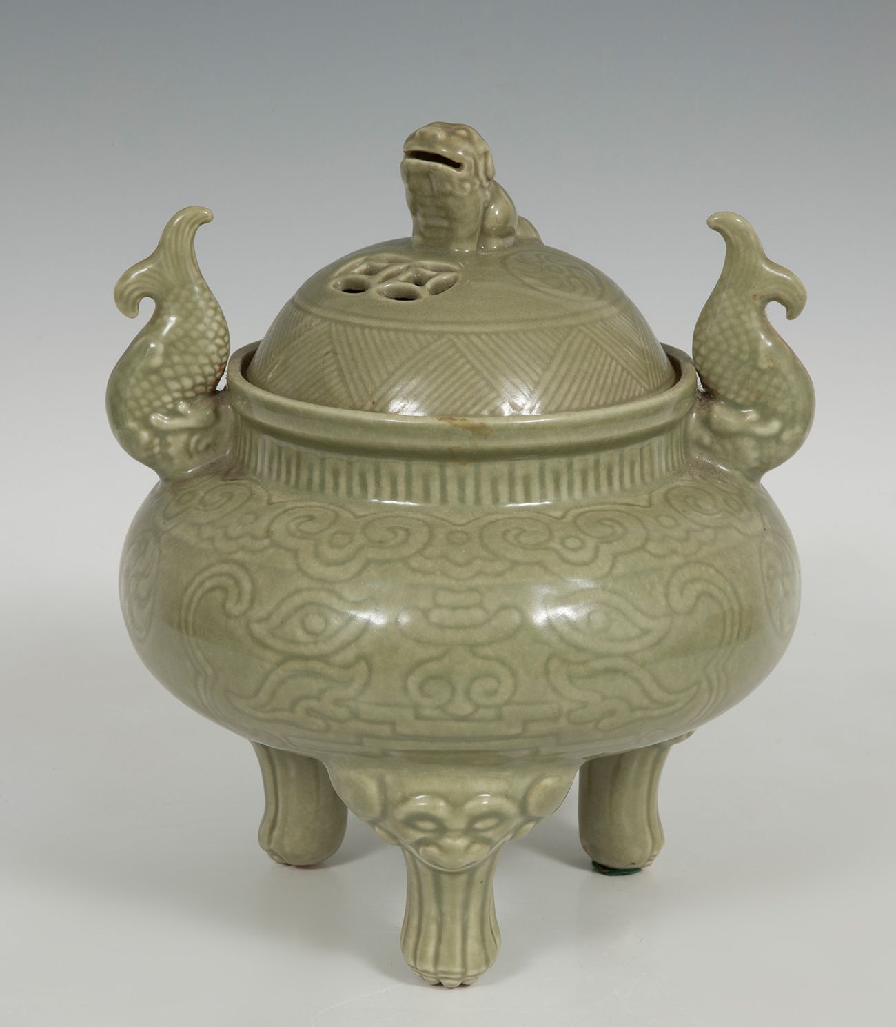 Null Encensoir. Chine, fin du XIXe siècle.
Céramique céladon. Style Longquan.
Di&hellip;