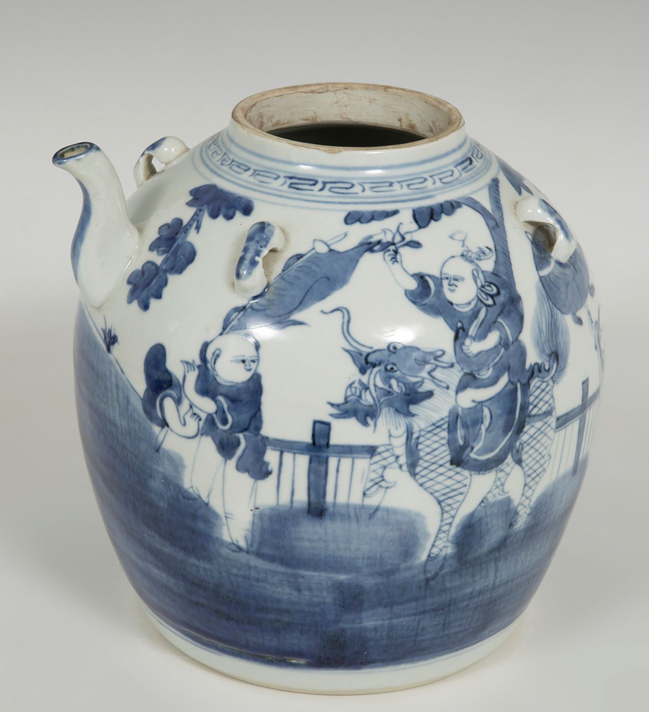 Null Théière ; Chine, dynastie Qing, vers 1890.
Porcelaine avec décoration émail&hellip;