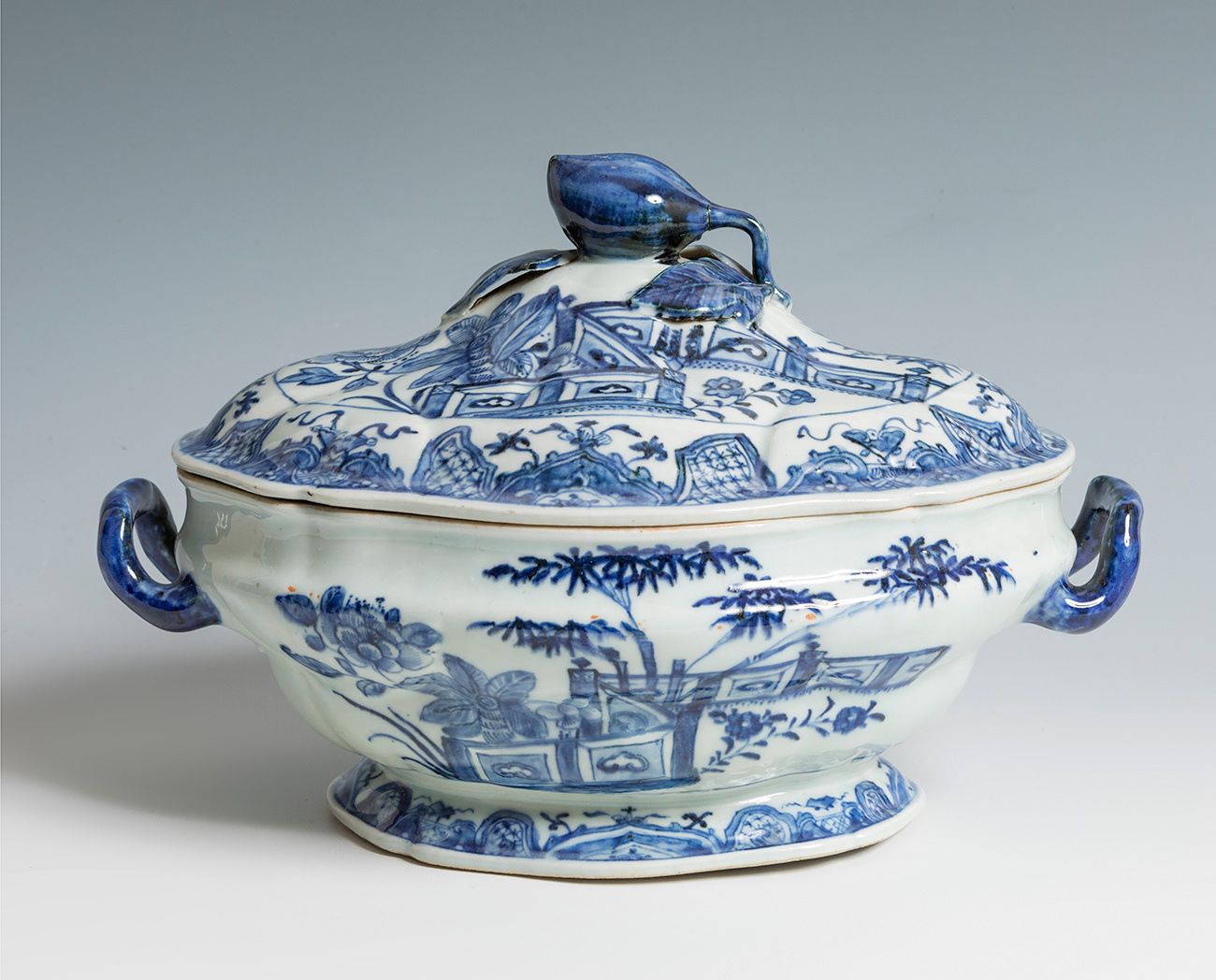 Null Soupière chinoise, XVIIIe siècle.
Porcelaine émaillée.
Mesures : 20 x 30 x &hellip;