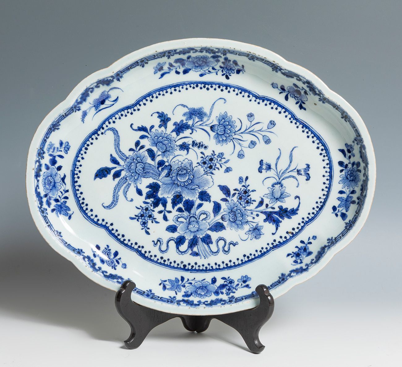 Null Plateau. Chine, XVIIIe siècle.
Porcelaine émaillée.
Mesures : 39 x 31 cm.
P&hellip;