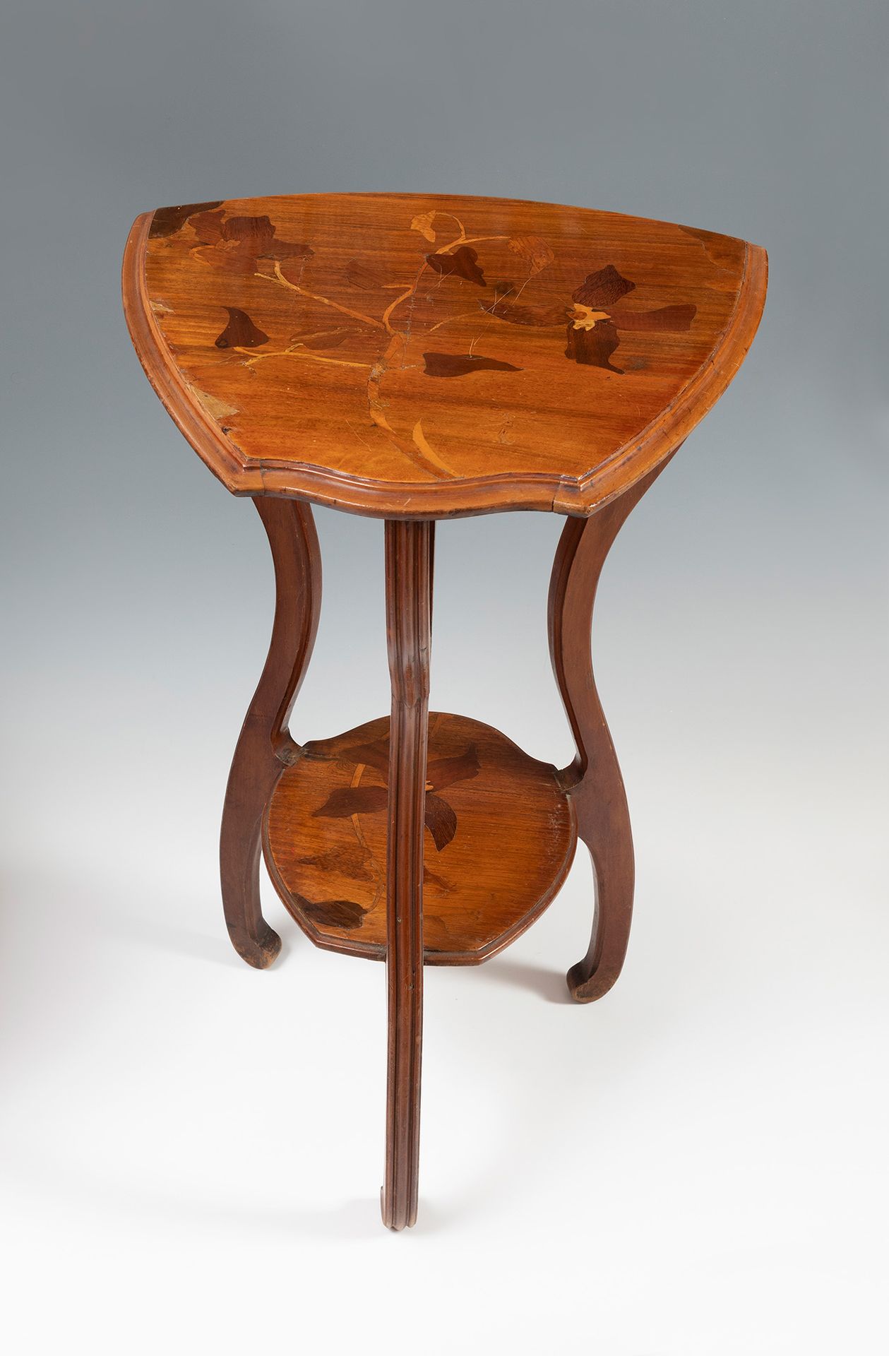 Null ÉMILE GALLÉ (Nancy, France, 1846 - 1904).
Table d'appoint Art Nouveau.
Bois&hellip;