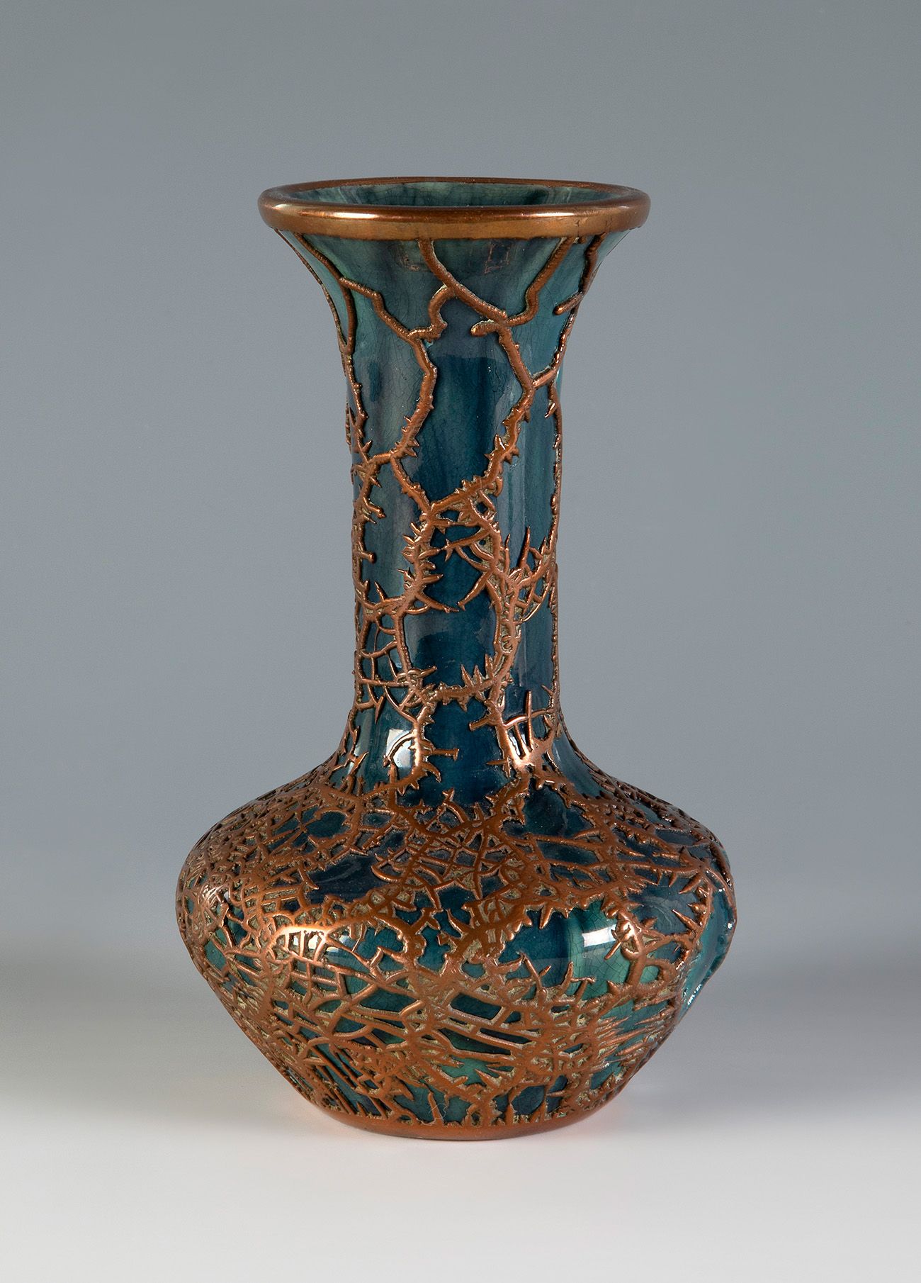 Null Vase moderniste, vers 1910.
Cuivre émaillé.
Mesures : 16 cm (hauteur) x 10 &hellip;