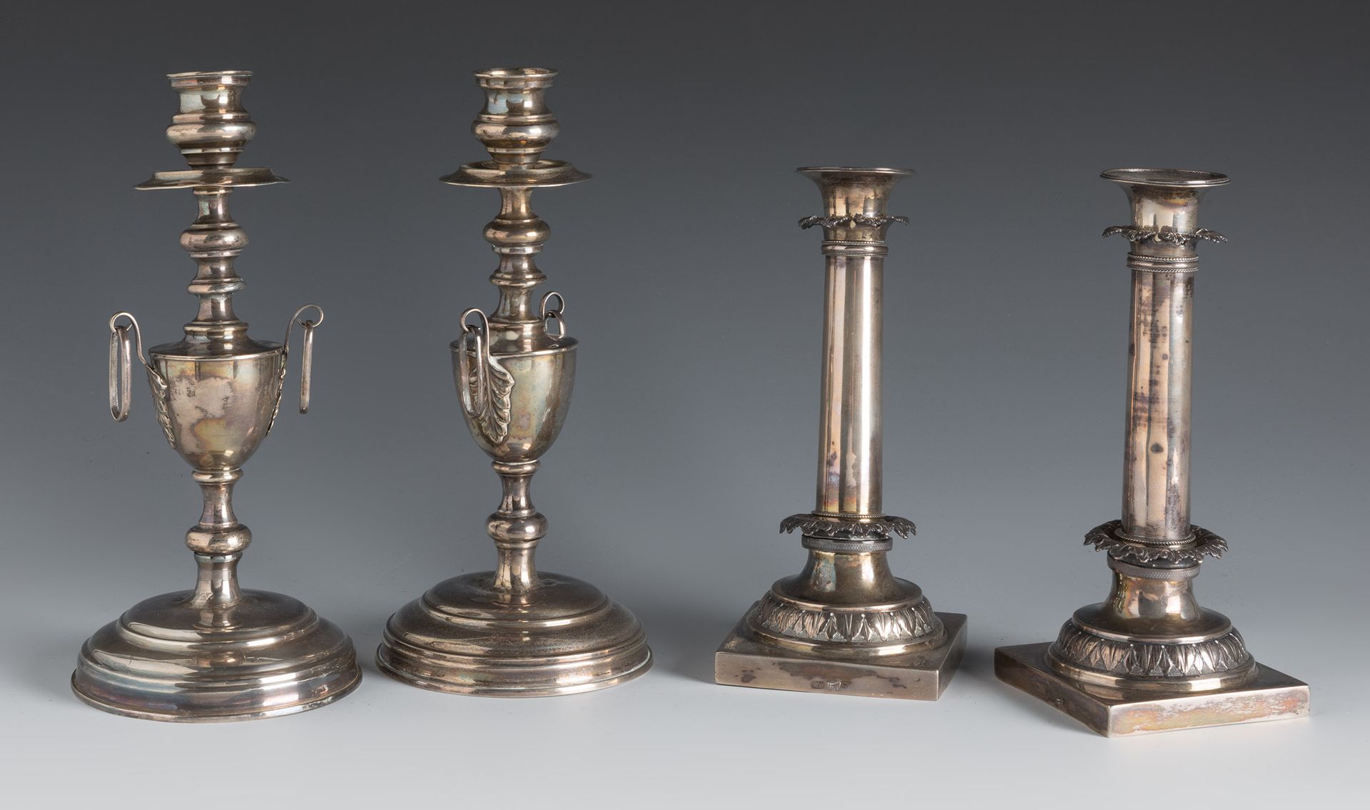 Null Deux paires de chandeliers de style français, fin du XIXe siècle.
En argent&hellip;