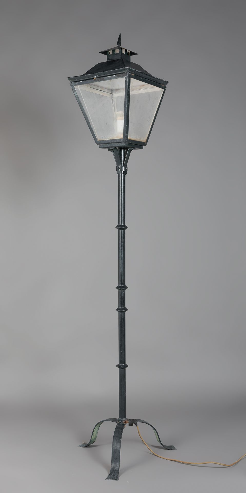 Null Lanterne d'extérieur-parasol, ca.1970.
Fer peint.
Abat-jour en plastique.
E&hellip;