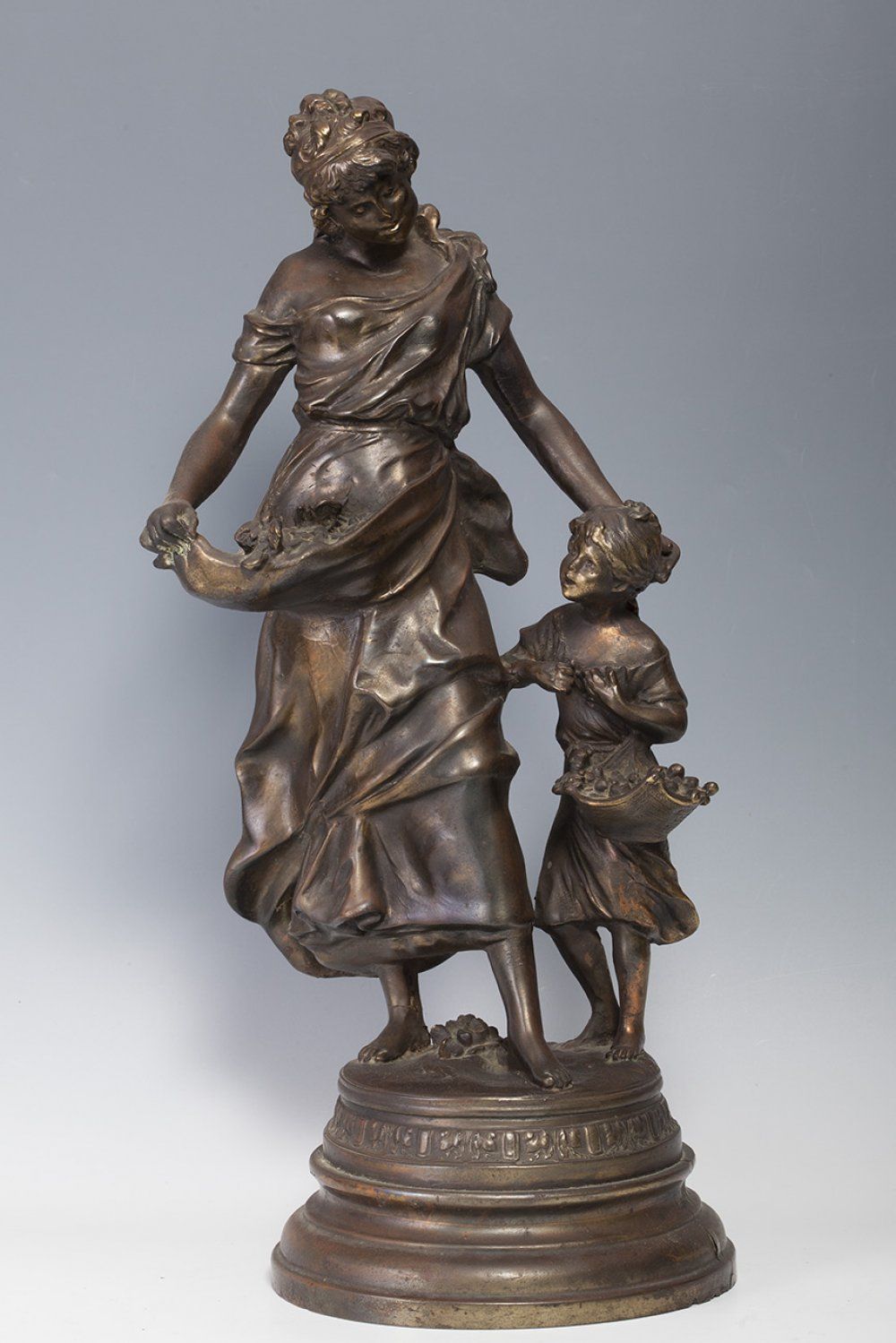 Null AUGUSTE MOREAU (France, 1834 - 1917).
"Mère et fille".
Sculpture en bronze &hellip;