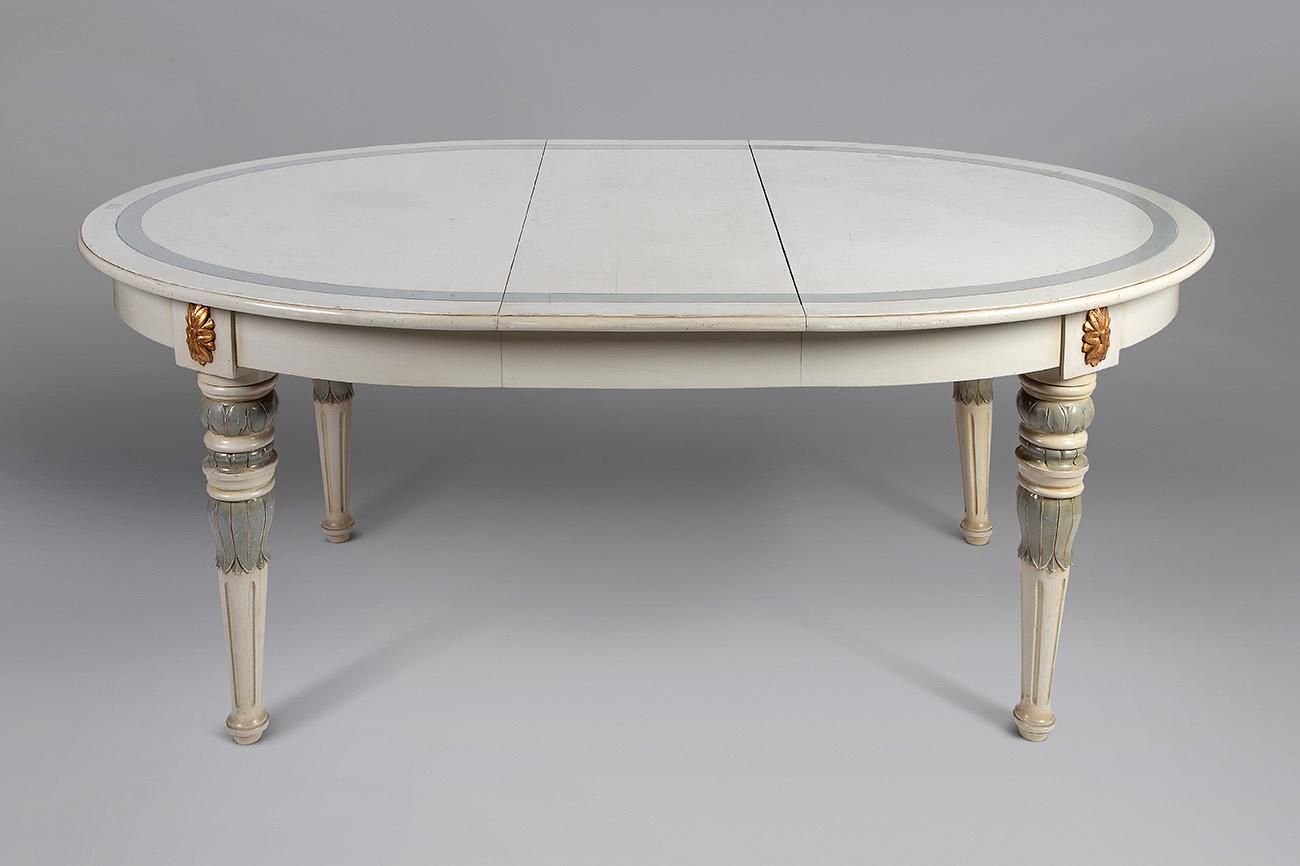 Null Table à rallonge de style gustavien. Suède, première moitié du XIXe siècle.&hellip;