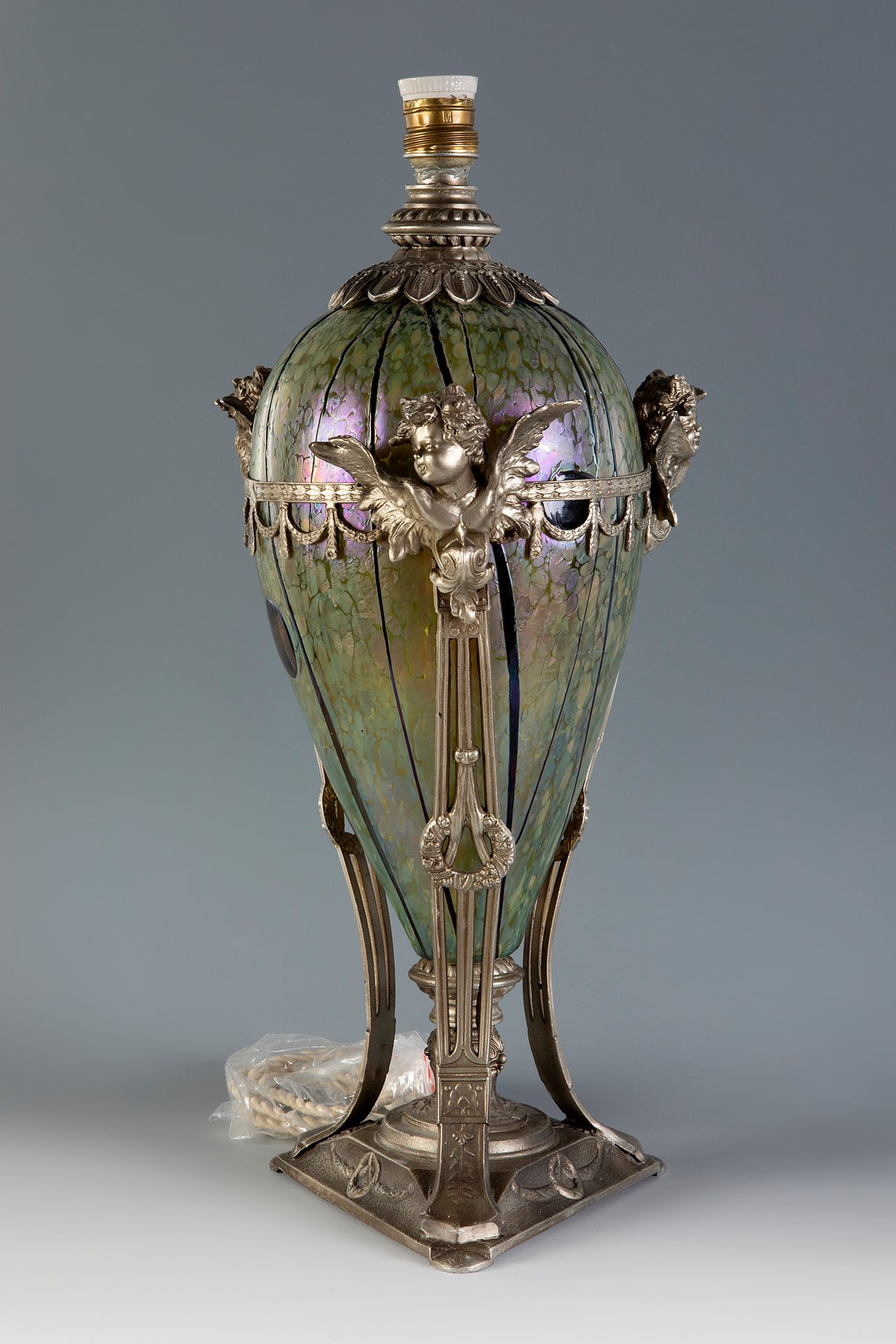 Null Lampe de table de style Empire. France, première moitié du XXe siècle.
Verr&hellip;