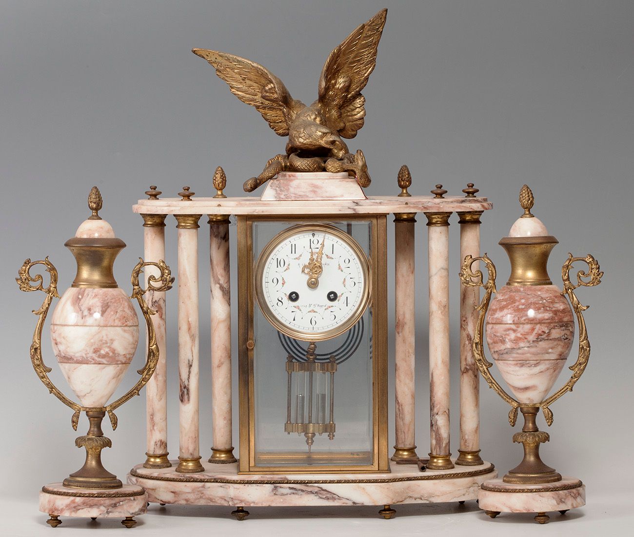Null École française du XIXe siècle.
Pendule Empire en marbre rose et bronze dor&hellip;