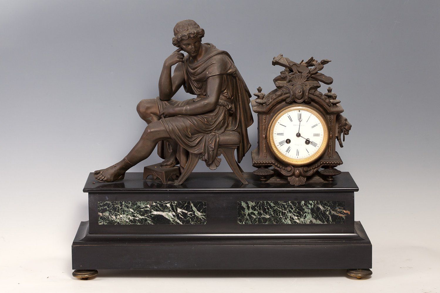 Null Pendule de table. France, XIXe siècle.
En marbre noir, marbre vert et calam&hellip;