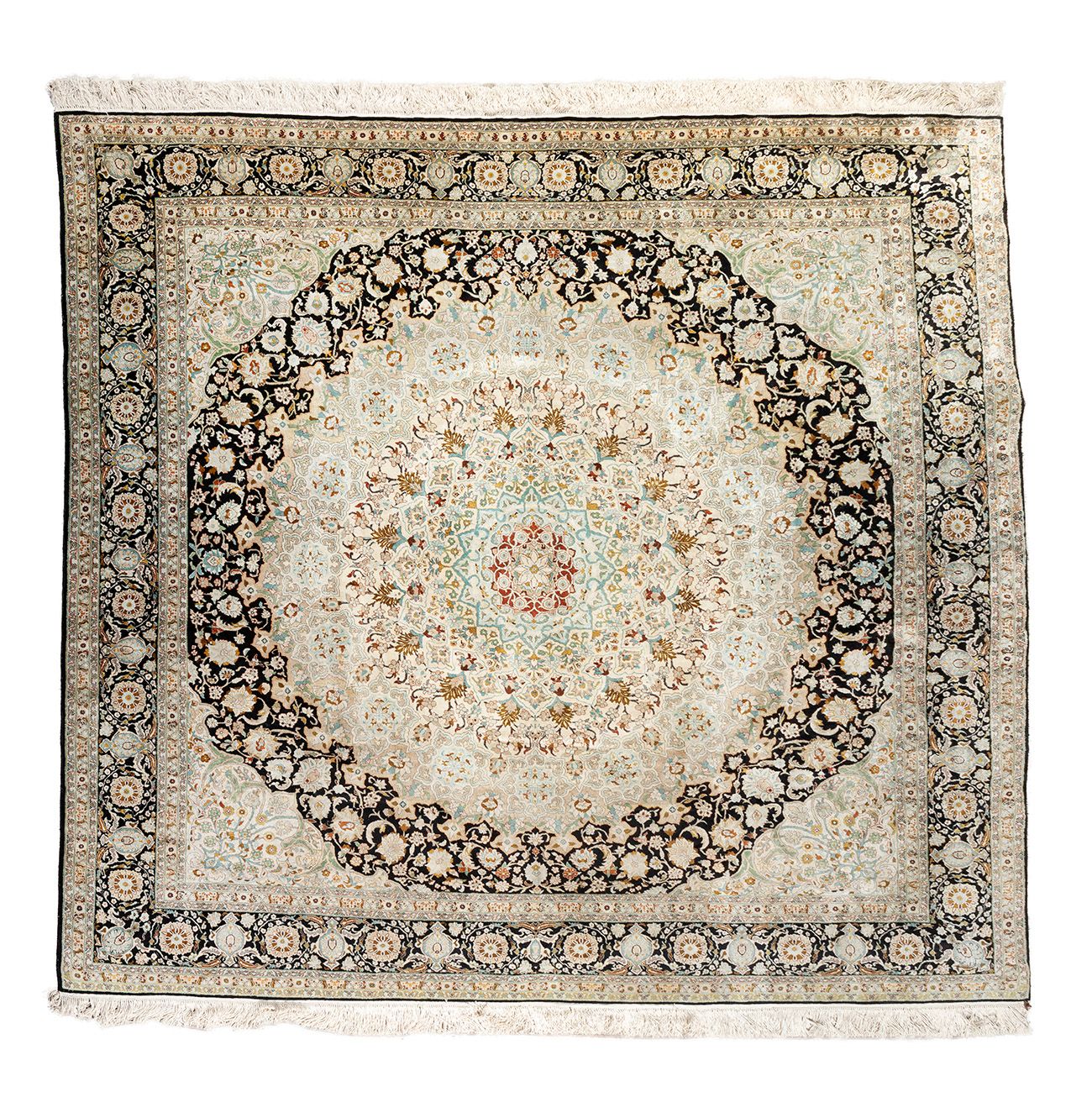 Null 波斯地毯；伊朗，约1970年。
羊毛和丝绸。810.000结/平方米。
出处。Sheikh Youssef Al Khereiji.
尺寸：250 x&hellip;