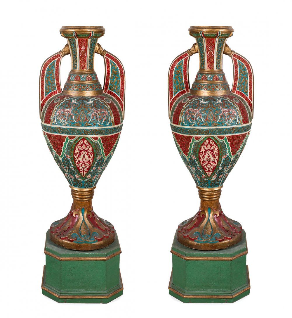 Null 一对纳塞瑞斯风格的花瓶。格拉纳达，19世纪下半叶。
木质底座上的多色灰泥。
尺寸。125厘米（花瓶高度）x 31厘米（底座高度）x 50厘米（花瓶直径&hellip;