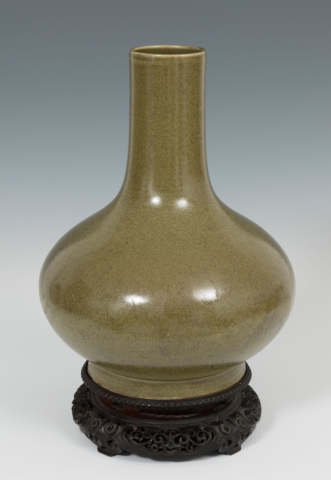 花瓶；中国，清朝，19世纪。 茶色瓷器。 它有提到光绪时期的标记