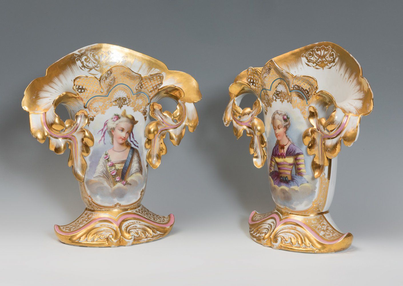 Null 一对伊丽莎白时代的花瓶。西班牙，19世纪中期。
珐琅彩瓷器。
尺寸为41 x 37厘米（每个）。
这对花瓶是以镀金和珐琅彩的浮雕装饰的。其正面描绘了两&hellip;