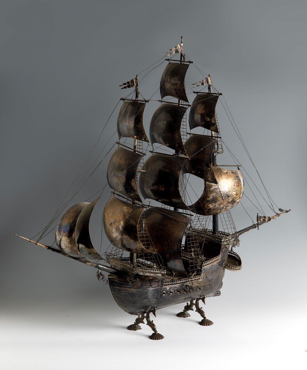Null 大帆船的模型。西班牙，20世纪。
银质。
净重银5公斤（约）。
脏污，但总体状况良好。
尺寸。88 x 110 x 24厘米。
这件作品代表了17世纪&hellip;
