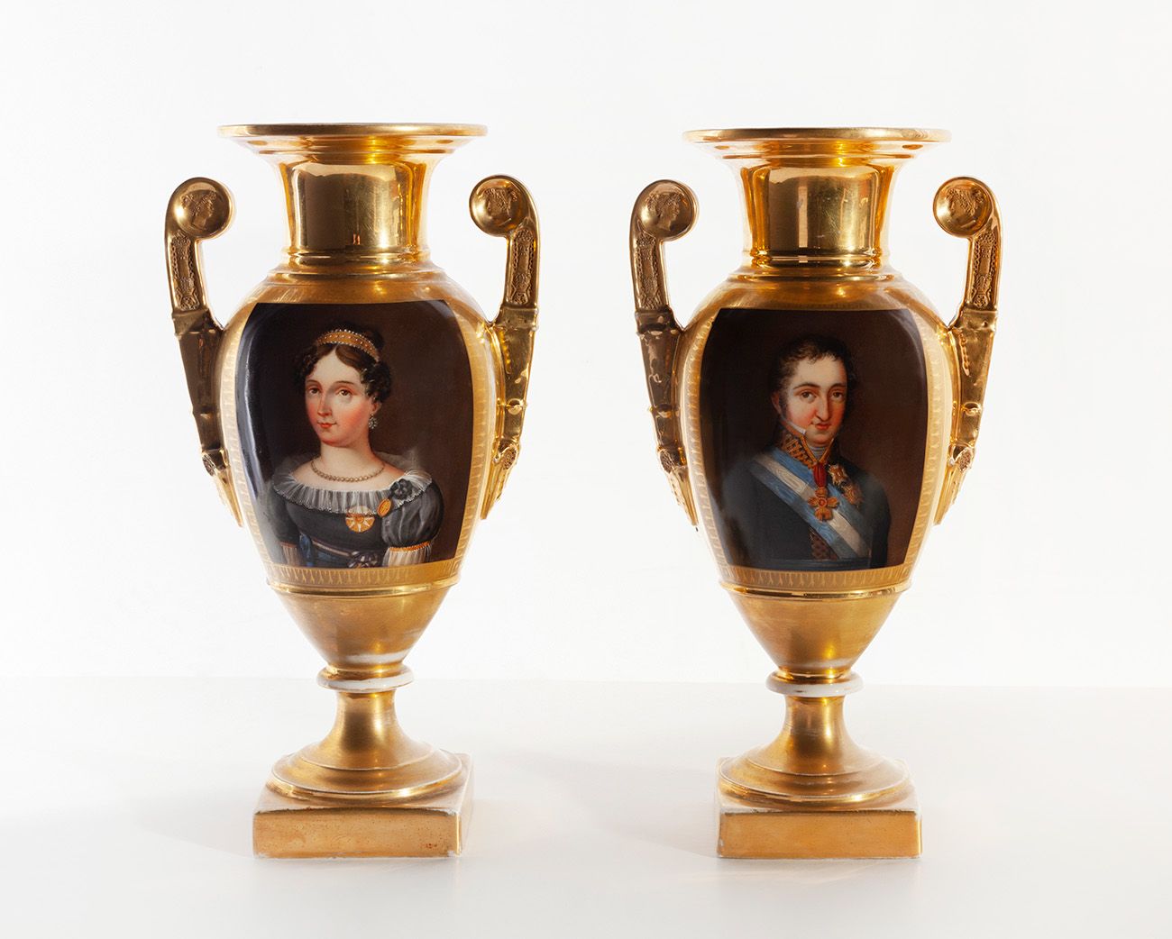 Null 一对老巴黎花瓶，约1820年。
珐琅彩和镀金的瓷器。
有斐迪南七世和他的第一任妻子的表现。
在背面，呈现了西班牙的亚光镀金的纹章。
尺寸。38 x 2&hellip;