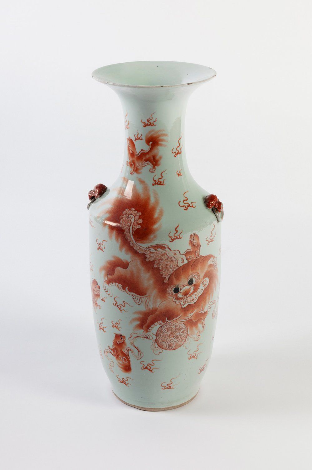 花瓶。中国，清朝，19世纪。 手绘的瓷器。 它的口部有一些碎裂。 尺寸