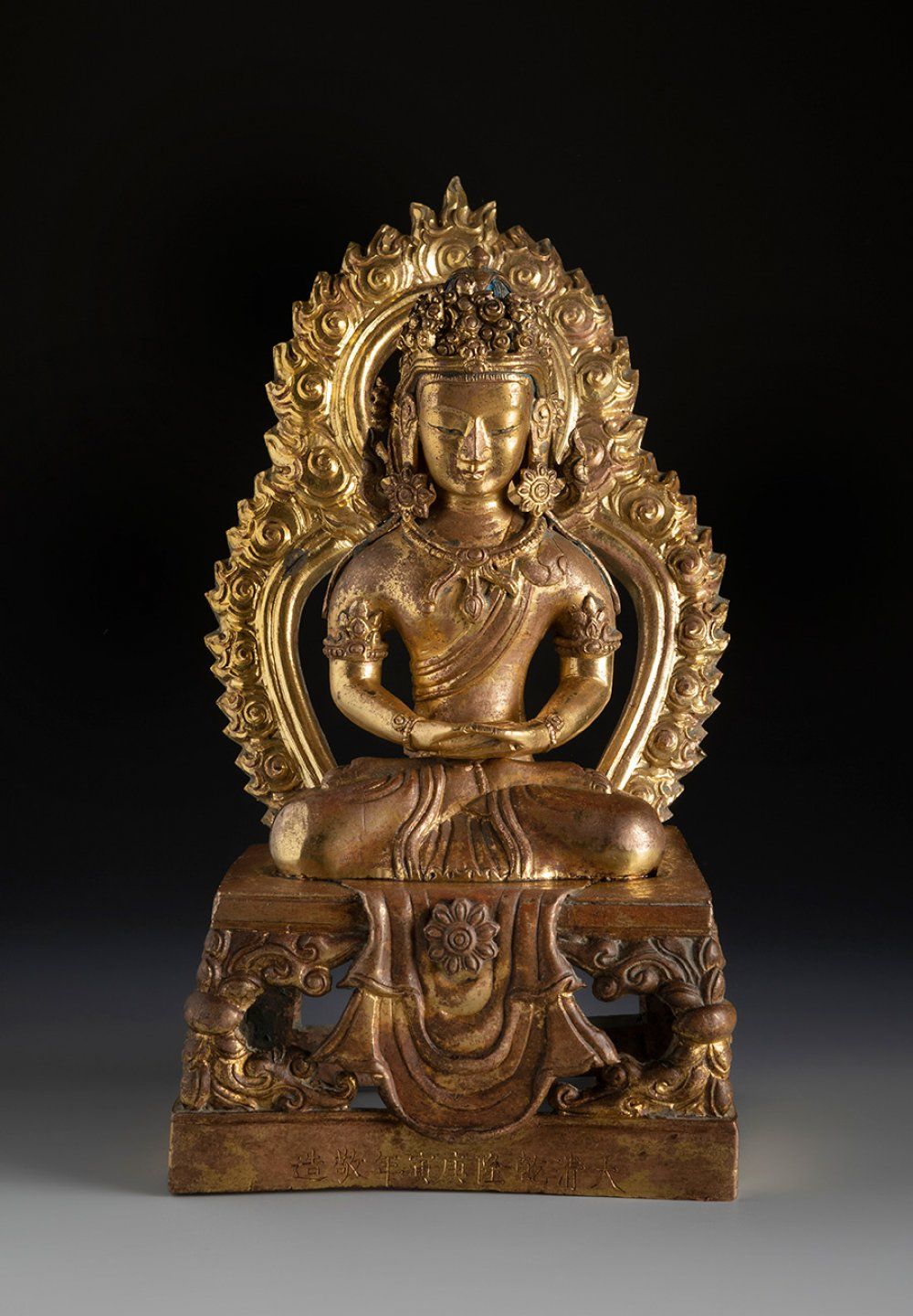 Null Buddha Amitayus. China, Qianlong-Zeit, 1770.
Vergoldete Bronze.
Auf der Inn&hellip;