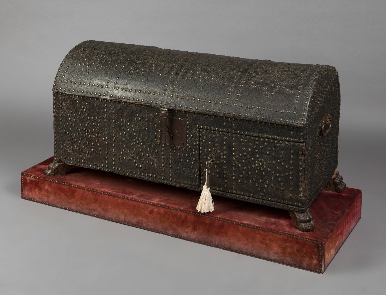 Null 西班牙箱子，17世纪。
木质的皮革装饰。
布衬里的内部。
锁的状况良好。
钥匙被保留下来。
保存状况良好。
波尔多色的天鹅绒布衬里的底座。右后腿没有连&hellip;