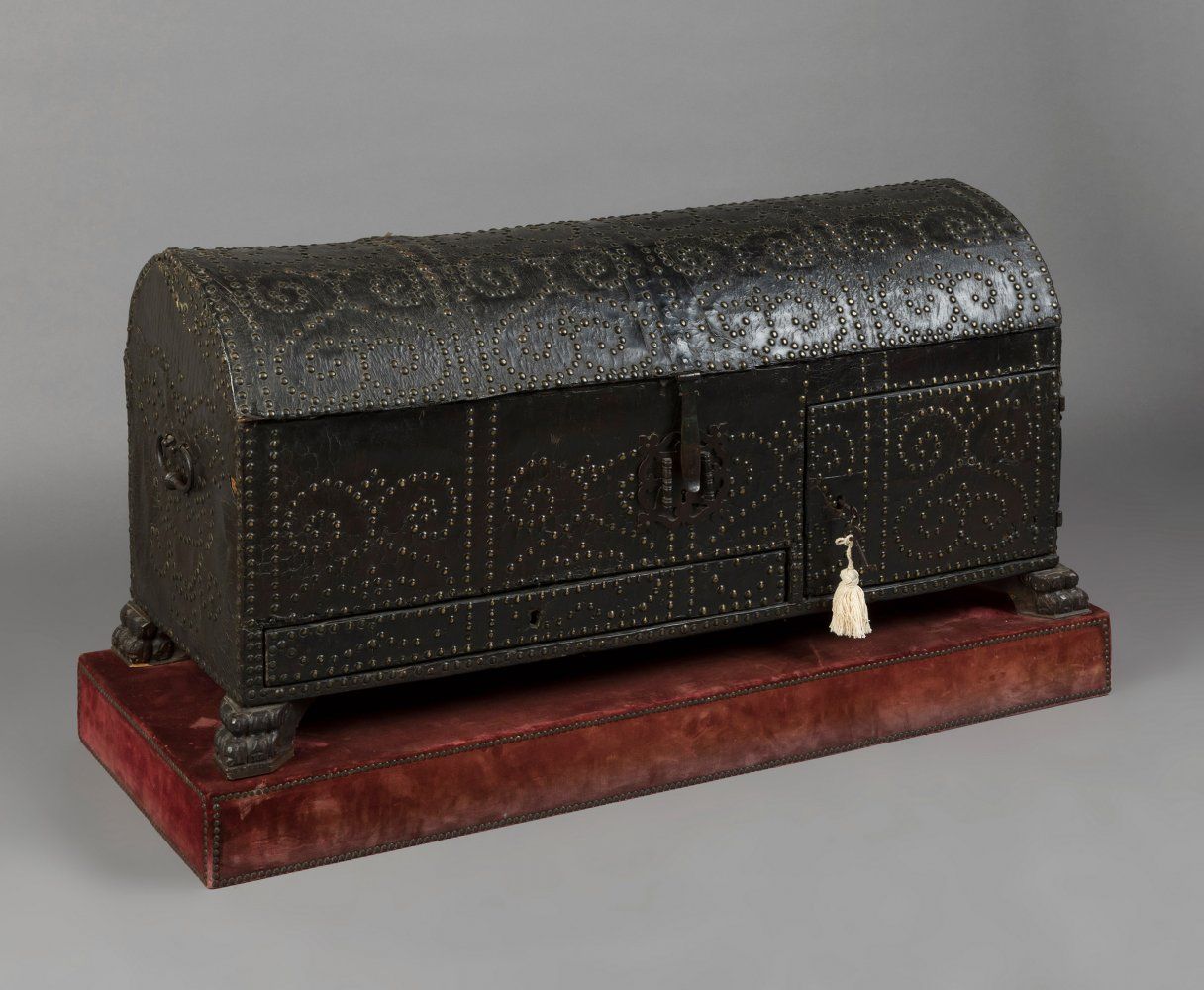 Null 西班牙箱子，17世纪。
木质的皮革装饰。
布衬里的内部。
锁的状况良好。
钥匙被保留下来。
保存状况非常好。
衬布的底座在侧面有轻微损坏。
尺寸：58&hellip;